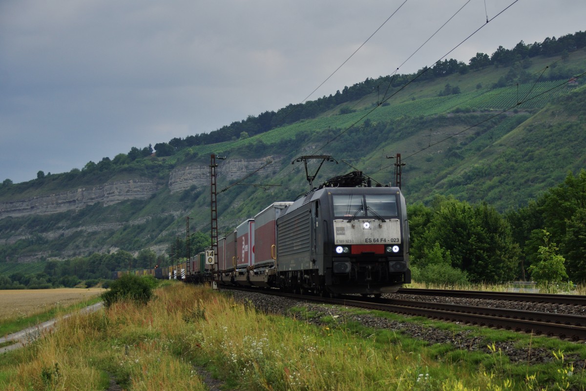 ES 64 F4-023 (189-923) von MRCE mit einen Aufliegerzug Richtung Süden bei Thüngersheim am 16.07.14.