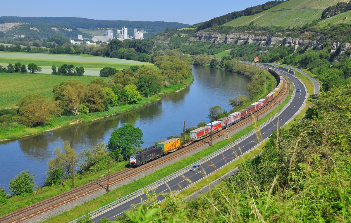 ES 64 F4-023 mit KLV Arcese im Maintal Richtung Würzburg bei Himmelstadt am 7.6.2014