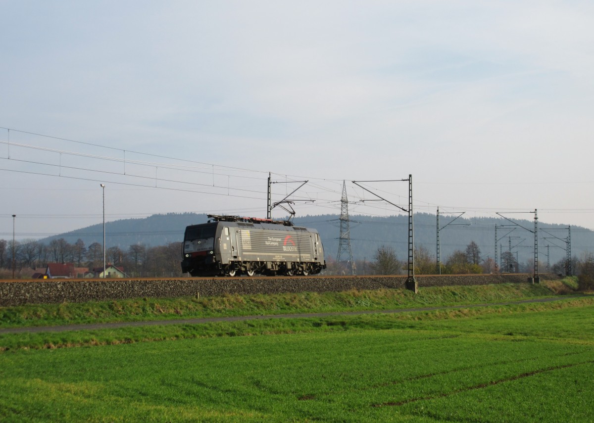 ES 64 F4-023 von TXL ist am 22.November 2014 Lz bei Ha�lach(b. Kronach) in Richtung Saalfeld unterwegs.