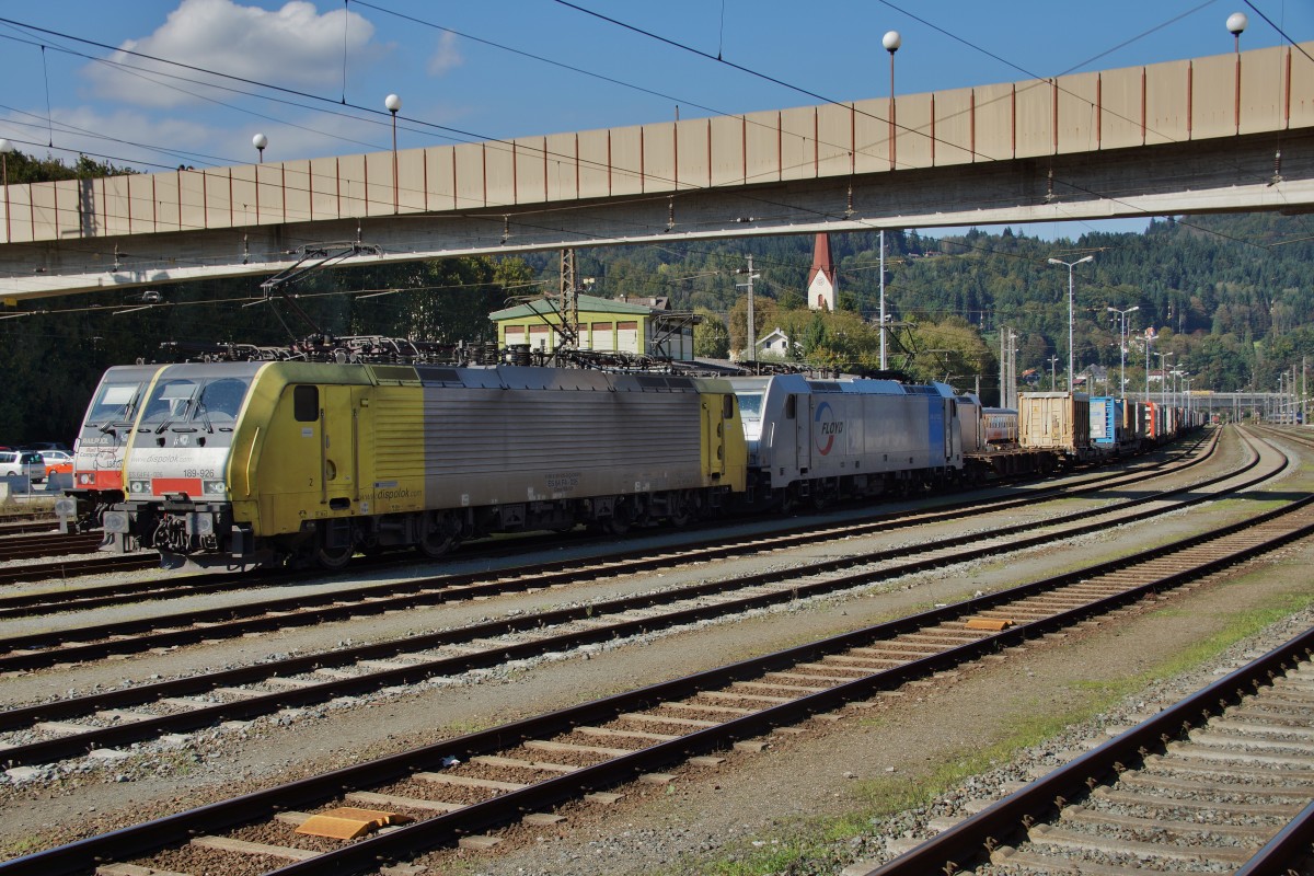 ES 64 F4-026 (189 926)u. 186 143-4 stehen am 27.09.14 mit einen Containerzug im Bhf. von Kufstein.
