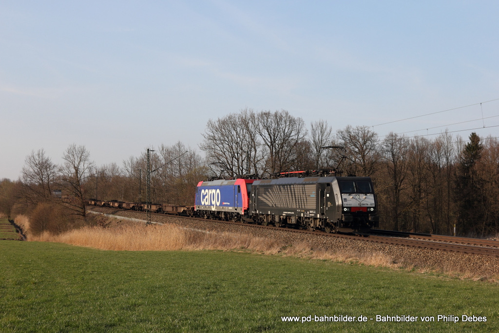 ES 64 F4 - 027 (Lokomotion) und 482 045-2 mit einem Sattelaufliegerzug in Hilperting, 27. März 2014