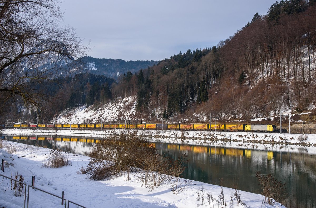 ES 64 F4-031 mit KLV in Richtung Rosenheim bei Kufstein am 30.1.2017.