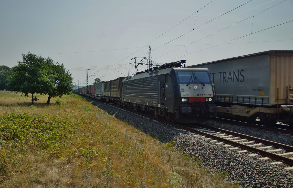 ES 64 F4-034 ( 189 934-3) von MRCE mit einen Aufliegerzug ist bei Harrbach am 12.08.15 unterwegs.