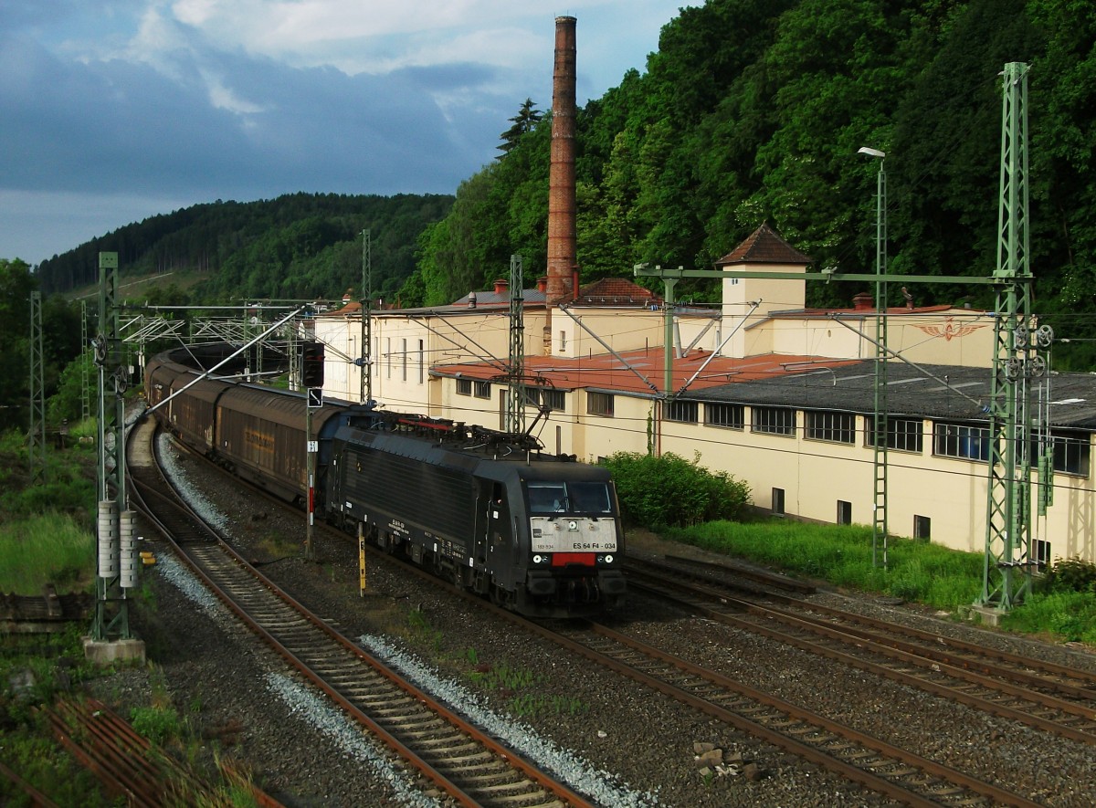 ES 64 F4-034 von MRCE  TXL  zieht am 24.Mai 2014 einen H-Wagenzug durch Kronach in Richtung Saalfeld.