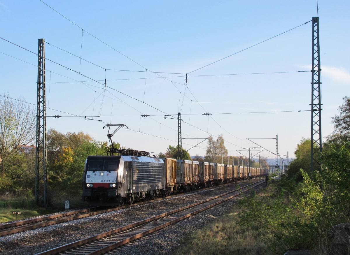 ES 64 F4-034 von MRCE zieht am 01.November 2014 den DGS 43850 von Lugo nach Halle(Saale) durch Eggolsheim in Richtung Bamberg.