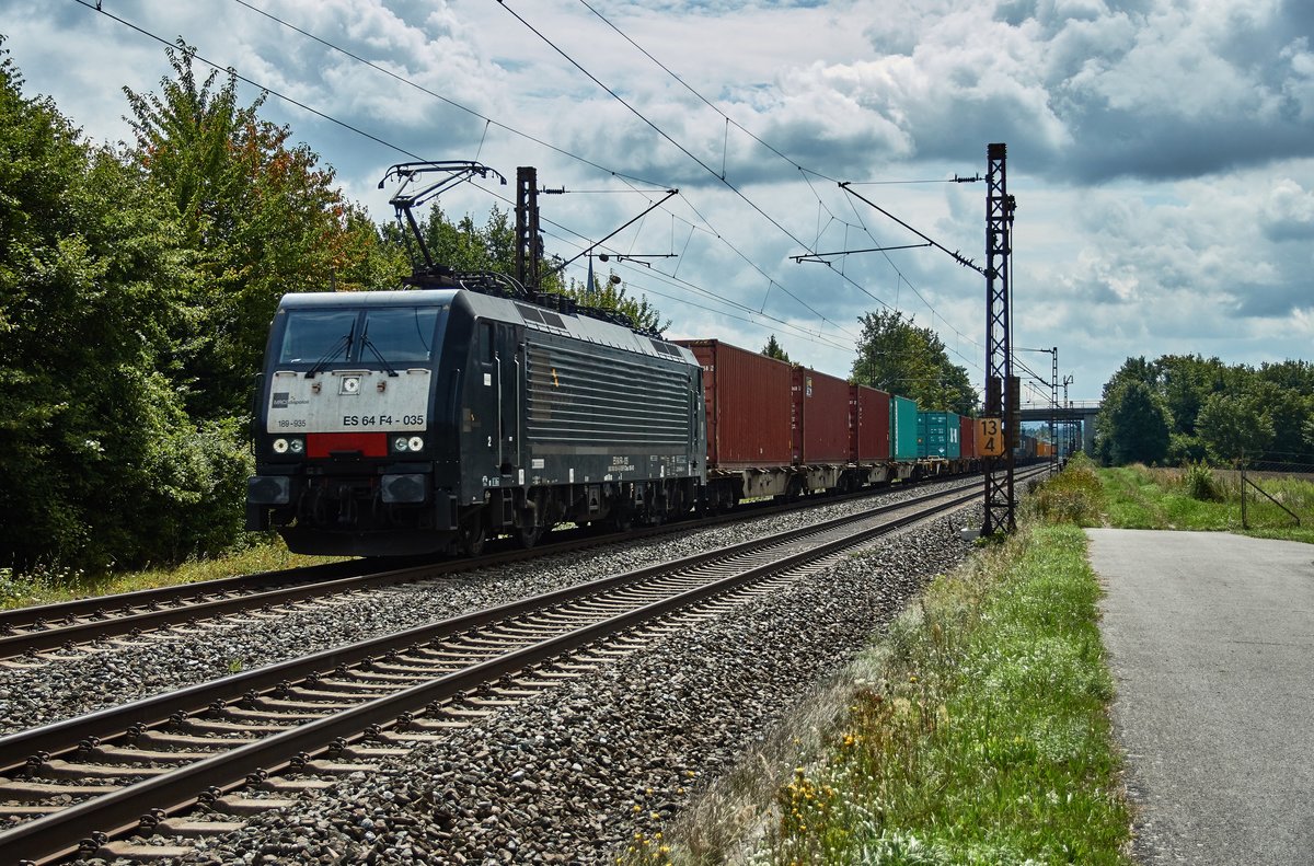ES 64 F4-035 (189-935) ist hier am 09.08.16 bei Thüngersheim mit einen Containerzug zu sehen.