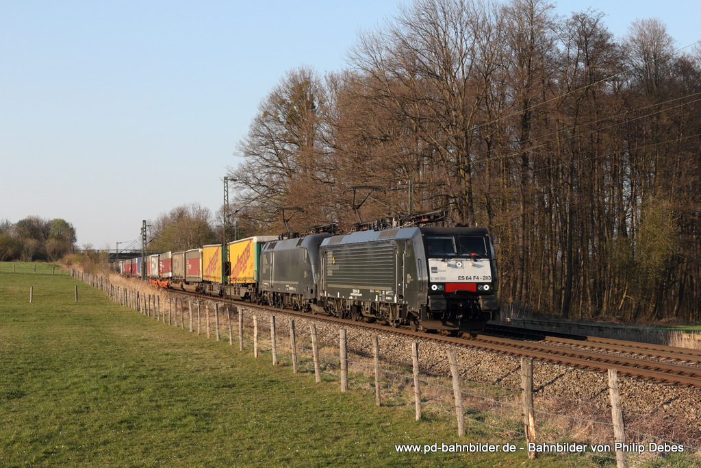 ES 64 F4 - 035 (TXLogistik) und ES 64 U2 - 097 mit einem Sattelaufliegerzug in Großkarolinenfeld, 28. März 2014