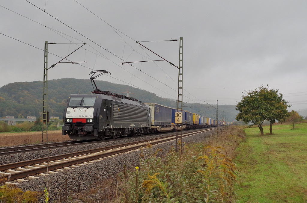 ES 64 F4-035 MRCE fr TXL mit einem KLV bei Harrbach Richtung Wrzburg am 13.10.2013. 