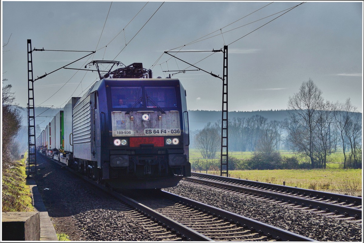 ES 64 F4-036 (189 936) von MRCE ist am 09.03.16 mit einen Aufliegerzug in Richtung Bebra bei Hünfeld unterwegs.