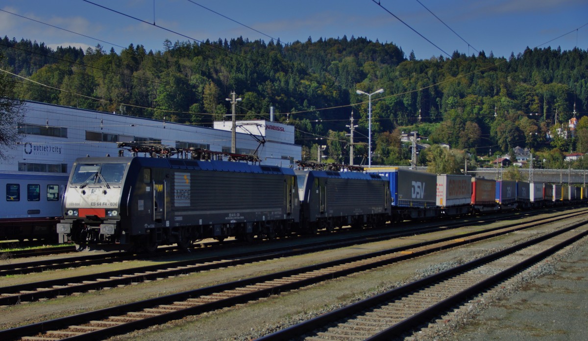 ES 64 F4-036 (189-936) u. ES 64 F4-034 (189 934) mit einen Aufliegerzug aus Deutschland koment am 27.09.14 im Bhf.Kufstein.