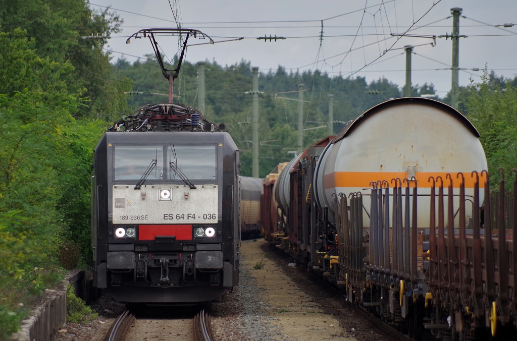 ES 64 F4 - 036 MRCE fr TXL mit einem ARS Altmann Autotransportzug am 21.09.2013 auf der Ringbahn Nrnberg. 
