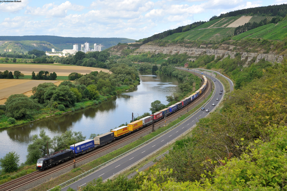 ES 64 F4-037 mit einem KLV-Sattelaufliegerzug bei Himmelstadt Richtung Würzburg, 23.07.2015