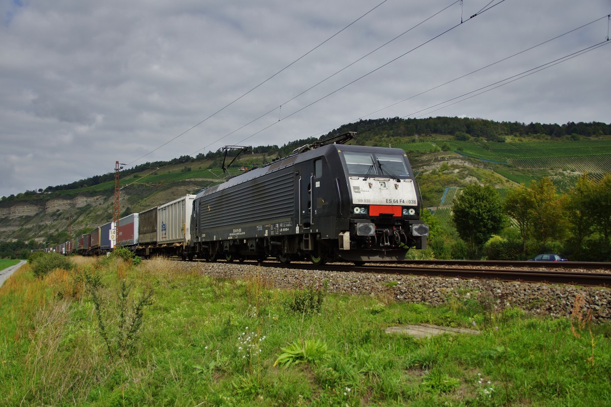 ES 64 F4-038 (189 938)von MRCE ist hier mit einen Aufliegerzug in Richtung Verona am 08.09.15 bei Thüngersheim unterwegs.