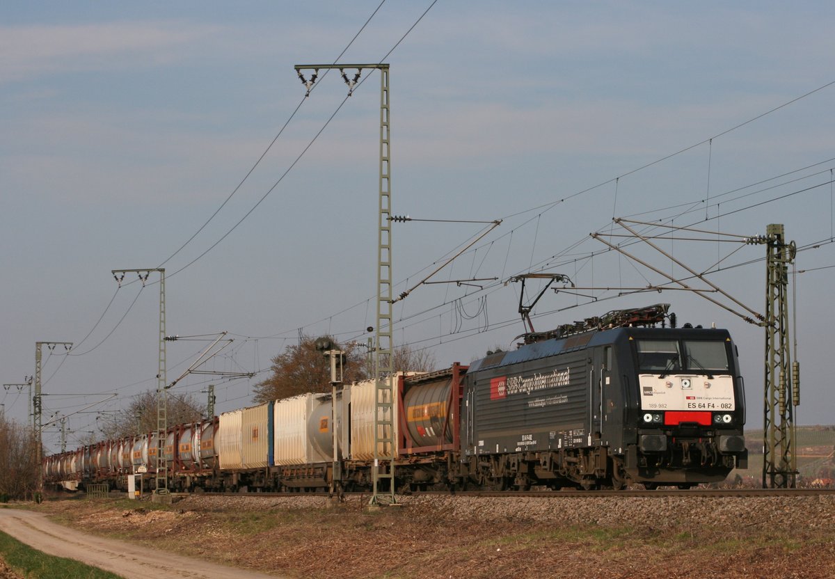 ES 64 F4-082 mit DGS 40201 (SBB, Rotterdam–Gallarate) am 16.03.2016 zwischen Buggingen und Müllheim (Baden)
