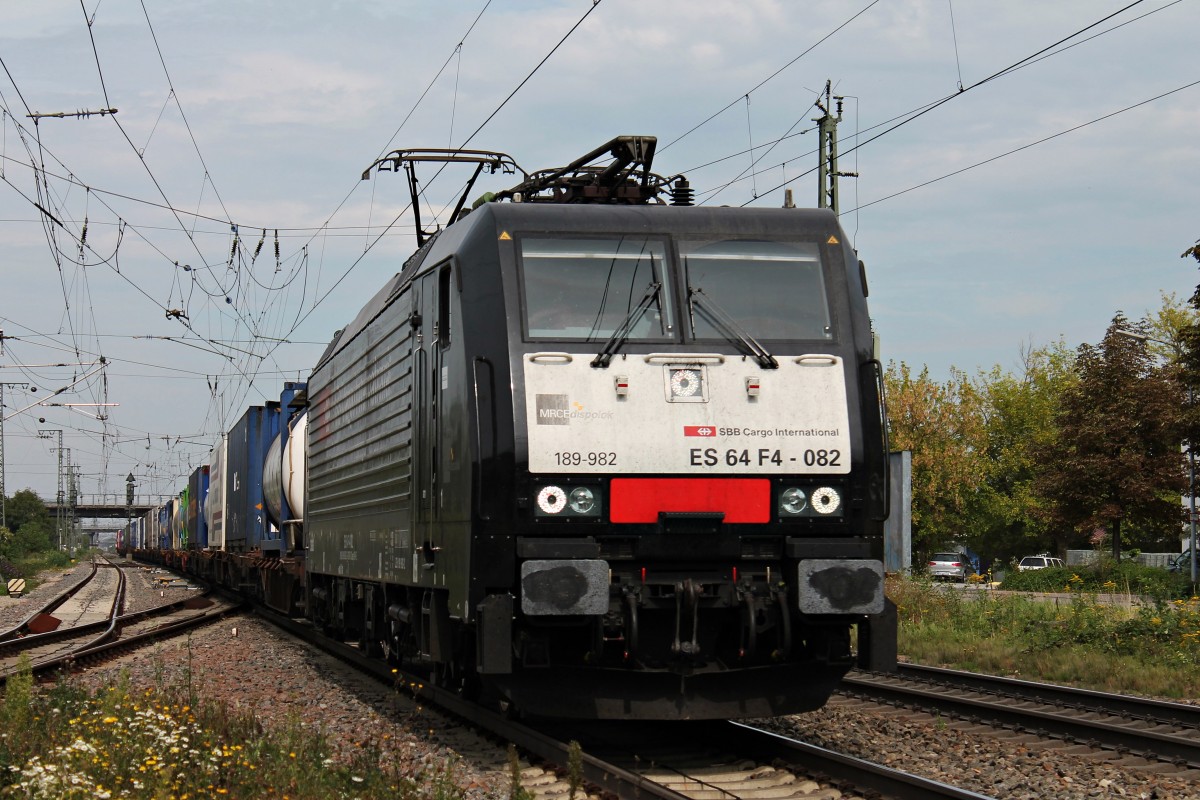 ES 64 F4-082 von SBB Cargo am 05.09.2014 mit einem Containerzug in Müllheim (Baden).