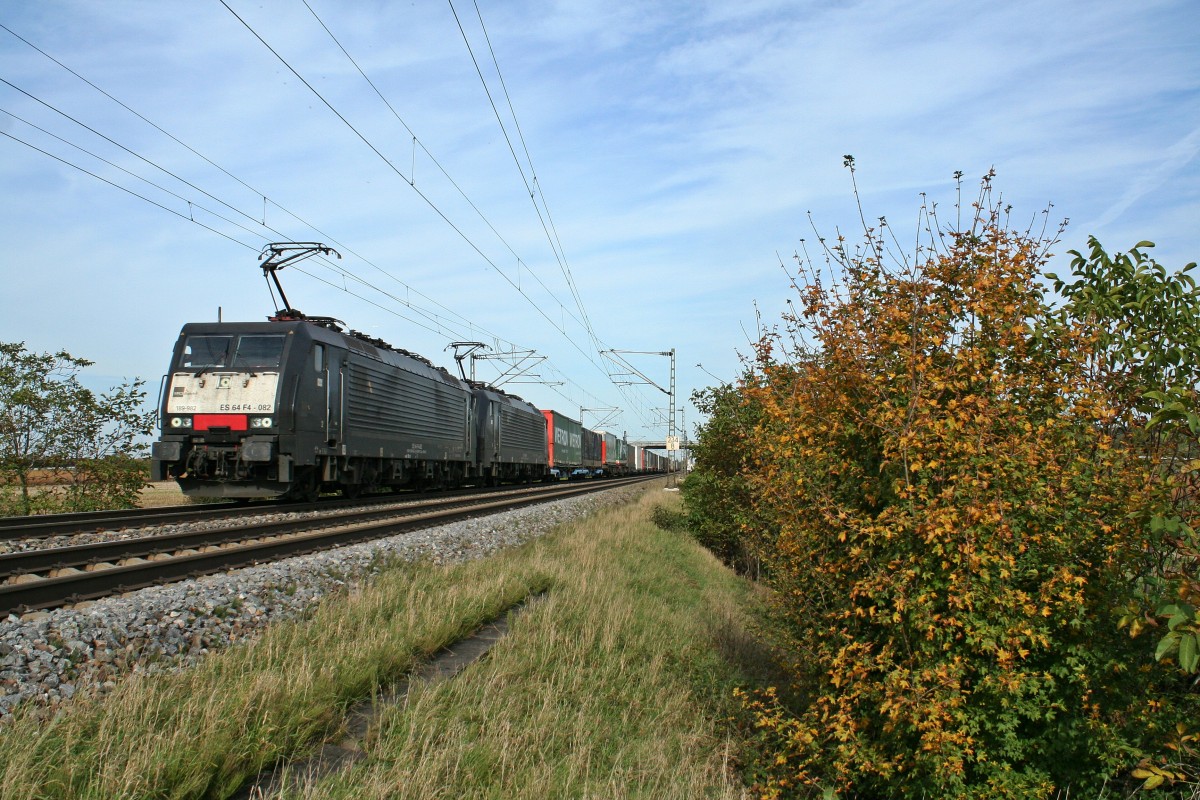 ES 64 F4-082 und eine unbekannt gebliebene Schwerstermaschine ziehen am Nachmittag des 26.10.13 einen Containerzug gen Basel. Hier ist der Zug auf Hhe Hgelheim kurz vor Mllheim (Baden) zu sehen.