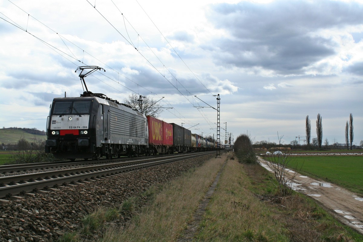 ES 64 F4-084 mit einem KLV-Zug gen Norden am Nachmittag des 27.02.14 nördlich von Müllheim (Baden) auf der Höhe des Stadtteils Hügelheim.