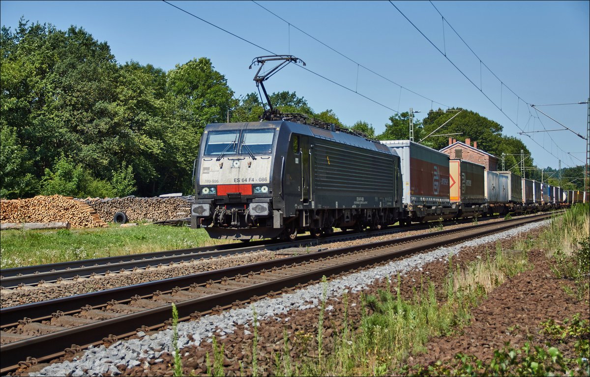 ES 64 F4-086 (189 986) von MRCE ist mit einen Aufliegerzug am 19.07.2017 bei Vollmerz  in Richtung Norden unterwegs.Bild von einer öffentlichen Stelle gemacht.