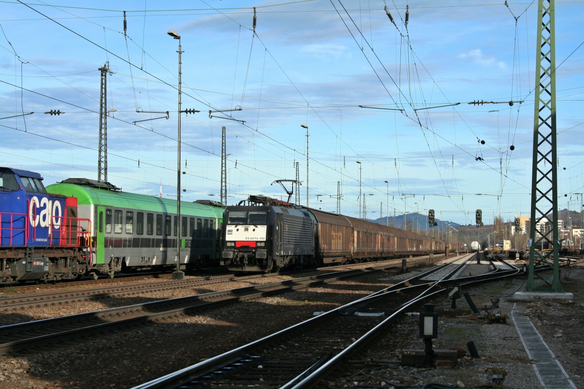 ES 64 F4-088 mit dem 47083 nach Italien am Nachmittag des 24.12.13 in Freiburg (Breisgau) Gbf.
Die Lok wird den Papierzug nun auf Gleis 5 sichern und auf die neue Zuglok 185 541-0 warten, die zuvor mit einem Kesselzug in Freiburg angekommen ist. Die 185 wird den Zug dann bis Basel bespannen, da sie ebenfalls dieses Ziel hat.