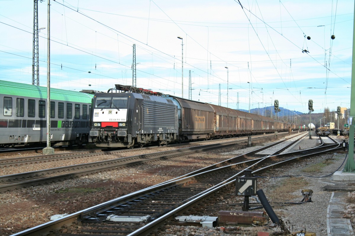 ES 64 F4-088 mit dem 47083 nach Italien am Mittag des 24.12.13 in Freiburg (Breisgau) Gbf. 185 541-0, die ihren Kesselzug gerade auf Gleis 7 abstellt, wird den Papierzug bis Basel Rbf bernehmen, um nicht als Lz fahren zu mssen.