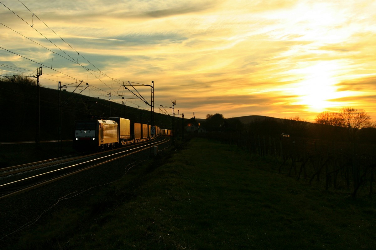 ES 64 F4-090 mit dem DGS 43522 von Novara nach Rotterdam am Nachmittag des 22.12.15 am Abzweig Leutersberg auf den Gleisen der Güterbahn.