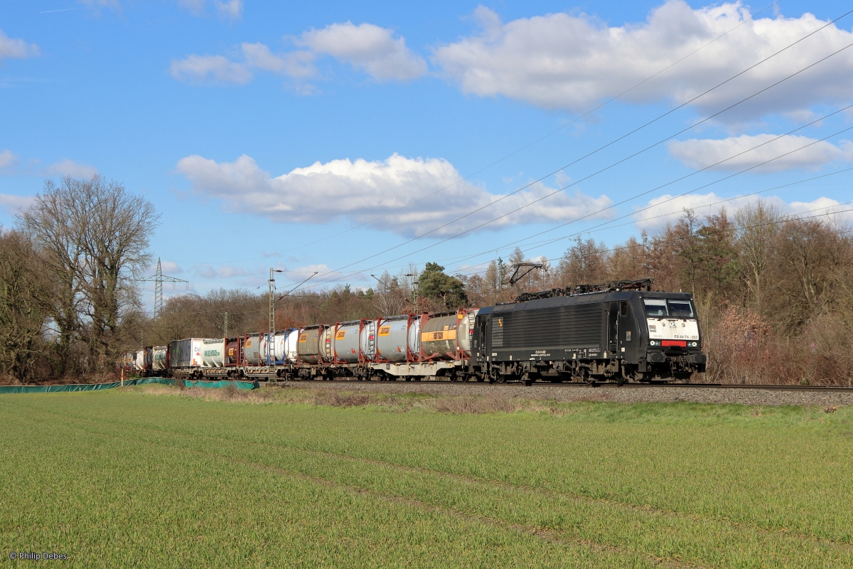 ES 64 F4 - 092 (MRCE / vmlt. für TX Logistik) mit einem Containerzug in Ratingen Lintorf, 11. März 2023