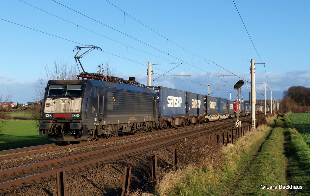 ES 64 F4-092 ERS Railways hat am 24.11.13 den DGS 95407 Lbeck-Skandinavienkai - Krefeld-Uerdingen am Haken und passiert hier gerade die Feldlandschaft bei Reinfeld (Holst).