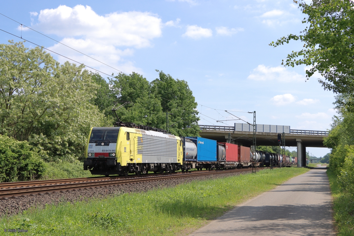 ES 64 F4-093 (MRCE fr TX-Logistik oder SBB Cargo) mit einem Containerzug in Kaarst, 14. Mai 2022