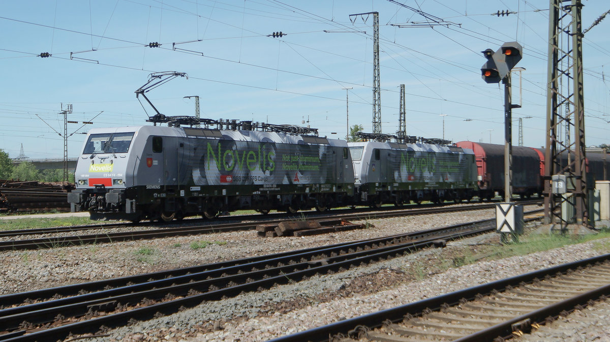 ES 64 F4-094 und 090 (BR 189 990-5 / 994-7)
Das Design der zwei Siemens-Streckenloks symolisiert die Partnerschaft zwischen Novelis, Hersteller von Aluminium-Walzerzeugnisse, VTG Rail Logistics (Retrack-Netzwerk) und SBB Cargo. Seit Mitte Juni 2017 sind die Loks zwischen Sierre (CH) und Göttingen (DE) unterwegs. Das heisst, SBB Cargo ist verantwortlich für die Disposition und VTG-Lockführer übernehmen den Zug in Basel und führen diesen direkt nach Göttingen.
Weil a. R., 17.06.17