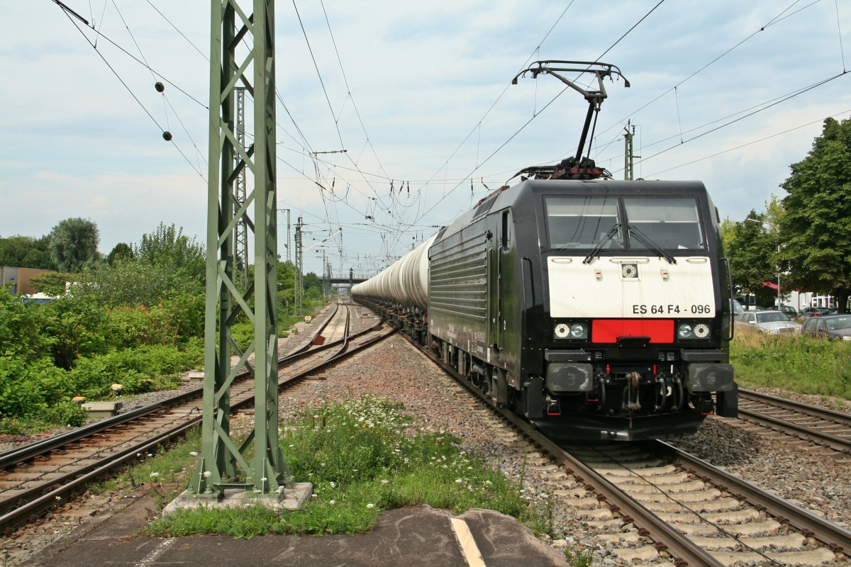 ES 64 F4-096 mit einem Kerosinzug nach Zrich am Nachmittag des 23.07.14 in Mllheim (Baden).