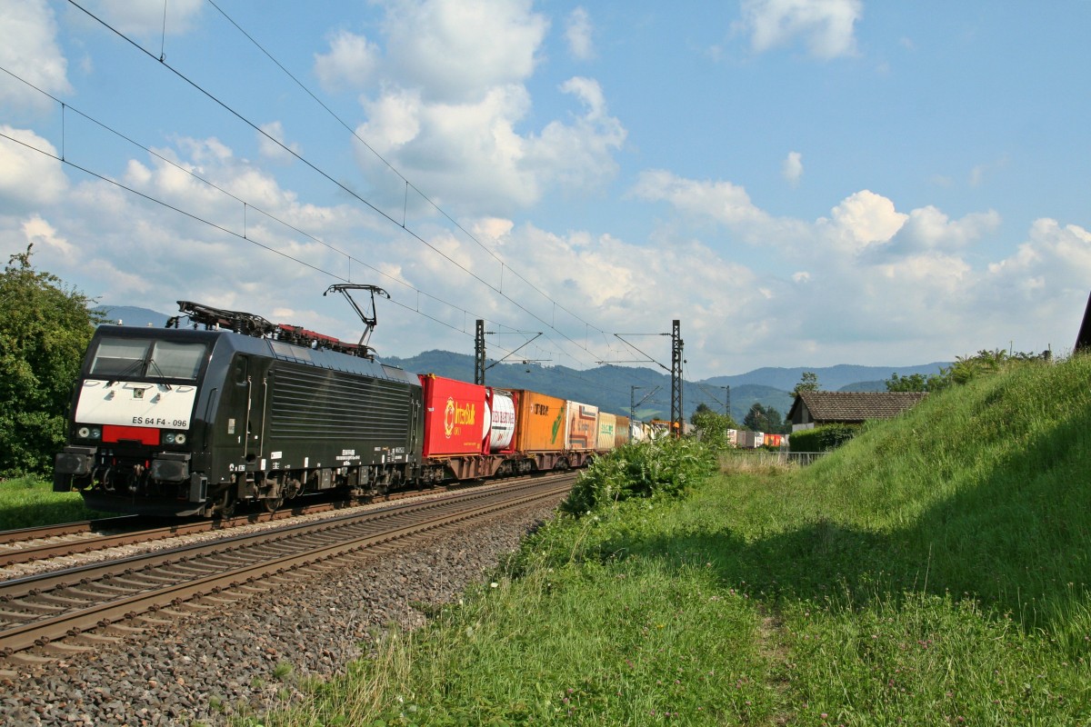 ES 64 F4-096 mit einem leider unbekannt begliebenen KLV-Zug auf dem Weg in Richtung Norden am Nachmittag des 01.08.14 nrdlich von Kolmarsreute.