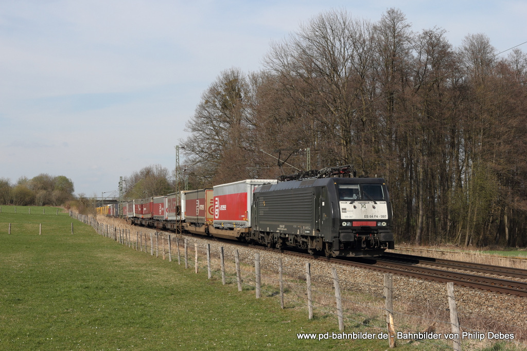 ES 64 F4 - 097 (TXLogistik) mit einem Sattelaufliegerzug in Großkarolinenfeld, 26. März 2014