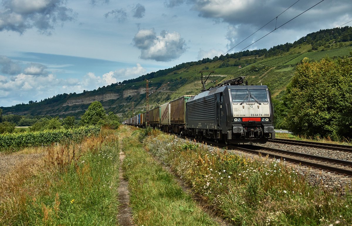 ES 64 F4-098 ( E189 998 SE) von MRCR ist am 09.08.16 mit einen Aufliegerzug in Richtung Verona unterwegs gesehen bei Thüngersheim.