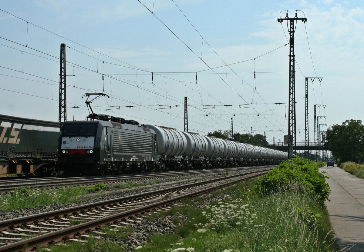 ES 64 F4-104 mit einem Kesselzug gen Norden am Nachmittag des 06.08.13 in M�llheim (Baden).
Diese Kesselzugleistung mit 189er-Bespannung ist neu.