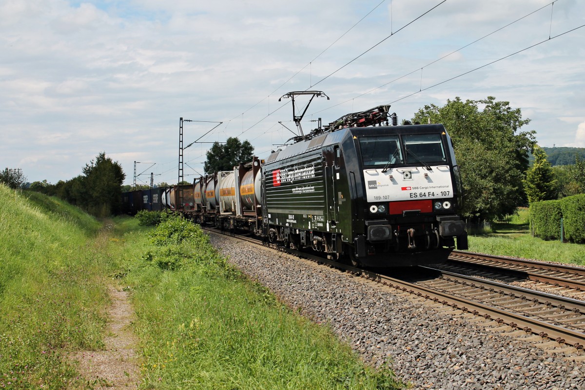 ES 64 F4-107 (189 107-6) von SBB Cargo am 08.08.2014 mit einem Containerzug bei Kollmarsreute in Richtung Freiburg.