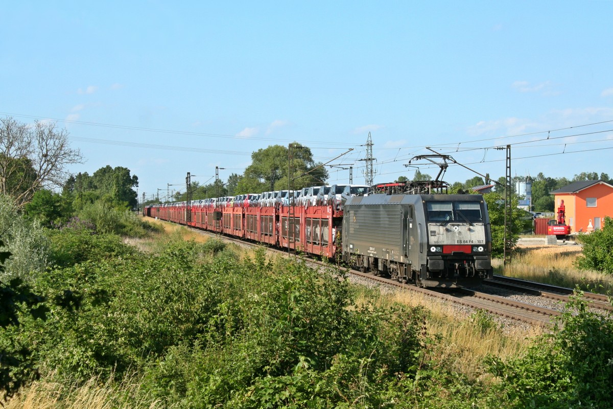 ES 64 F4-107 mit einem Autozug aus Rotterdam in Richtung der Schweiz am Abend des 25.06.14 sdlich von Buggingen.
