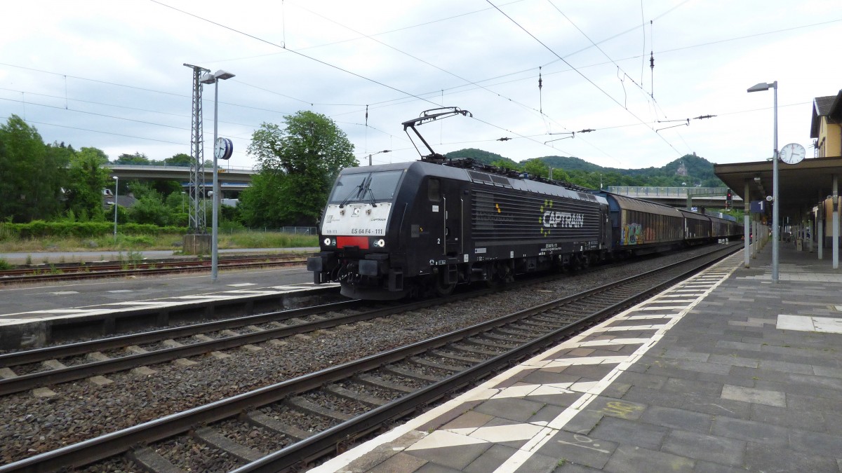 ES 64 F4-111 alias Captrain ( Lok von MRCE gemietet ) 189 111 mit einem Güterzug durch Königswinter in Richtung Norden , Den 31.05.2015