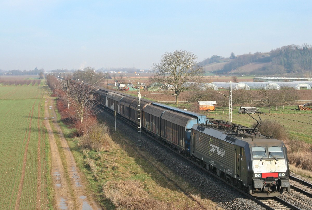 ES 64 F4-111 mit einem kurzen Papierzug in Richtung Italien am Mittag des 18.01.14 nördlich von Hügelheim.