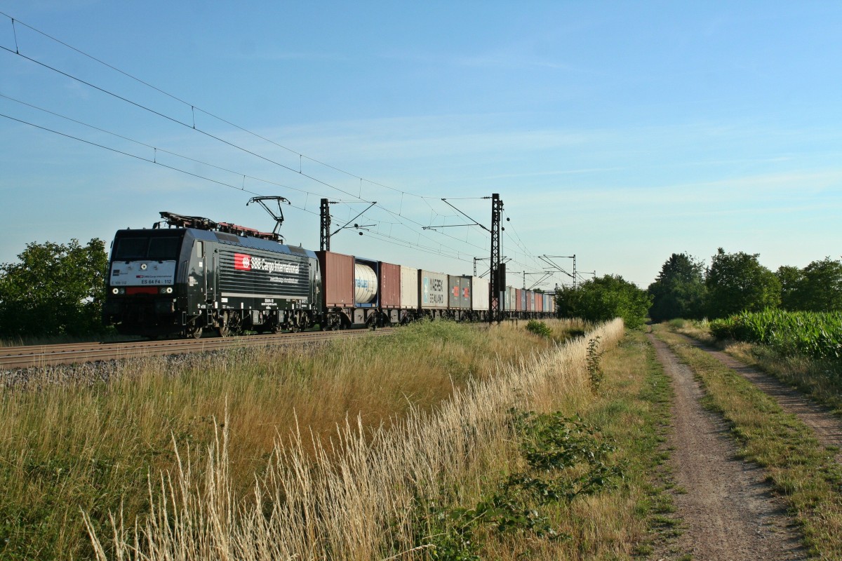 ES 64 F4-112 mit dem 43061 von Emmerich nach Basel SBB Rbf am Morgen des 03.07.14 westlich von Hgelheim.
Gre an den Fahrdienstleiter und danke fr die Vormeldung!