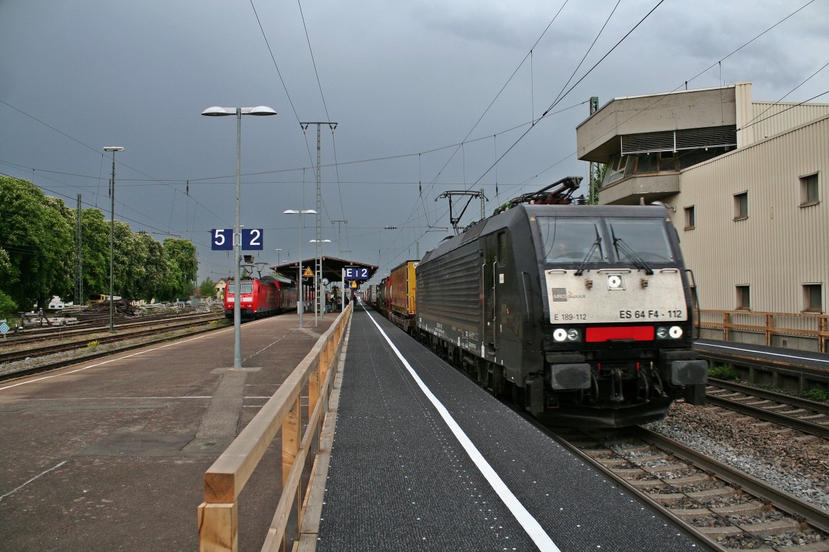 ES 64 F4-112 mit einem KLV-Zug in Richtung der Schweiz am Nachmittag des 25.04.14 im Bahnhof Mllheim (Baden).
Gre an den Lokfhrer!