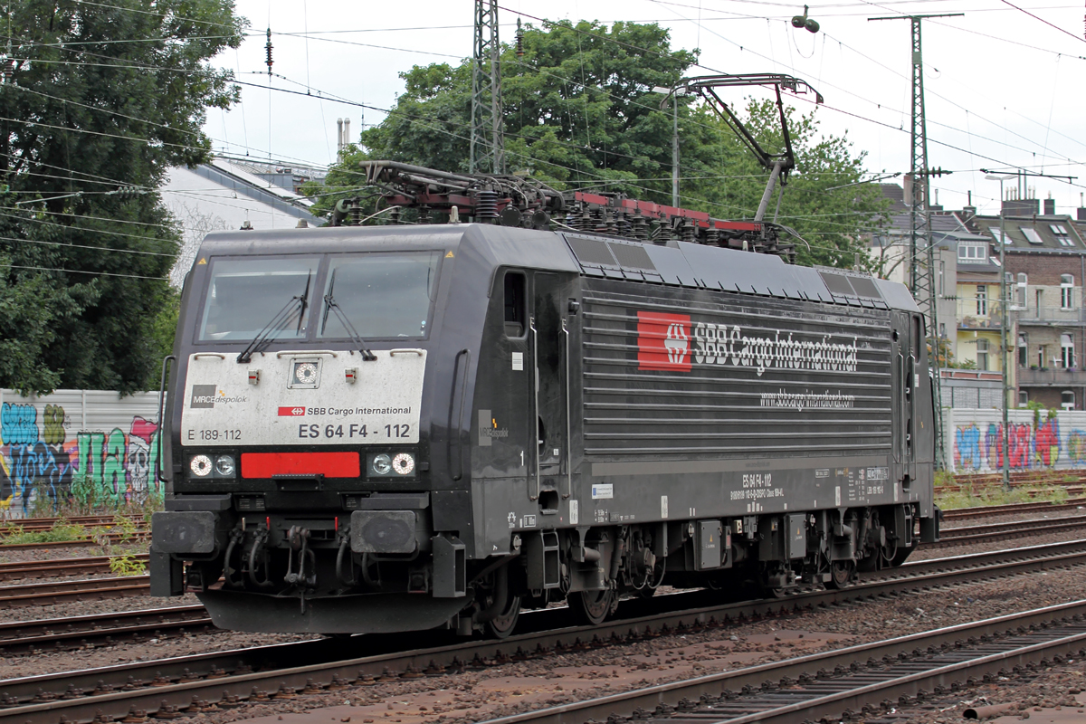 ES 64 F4-112 unterwegs für SBB Cargo durchfährt Köln-West 15.7.2015