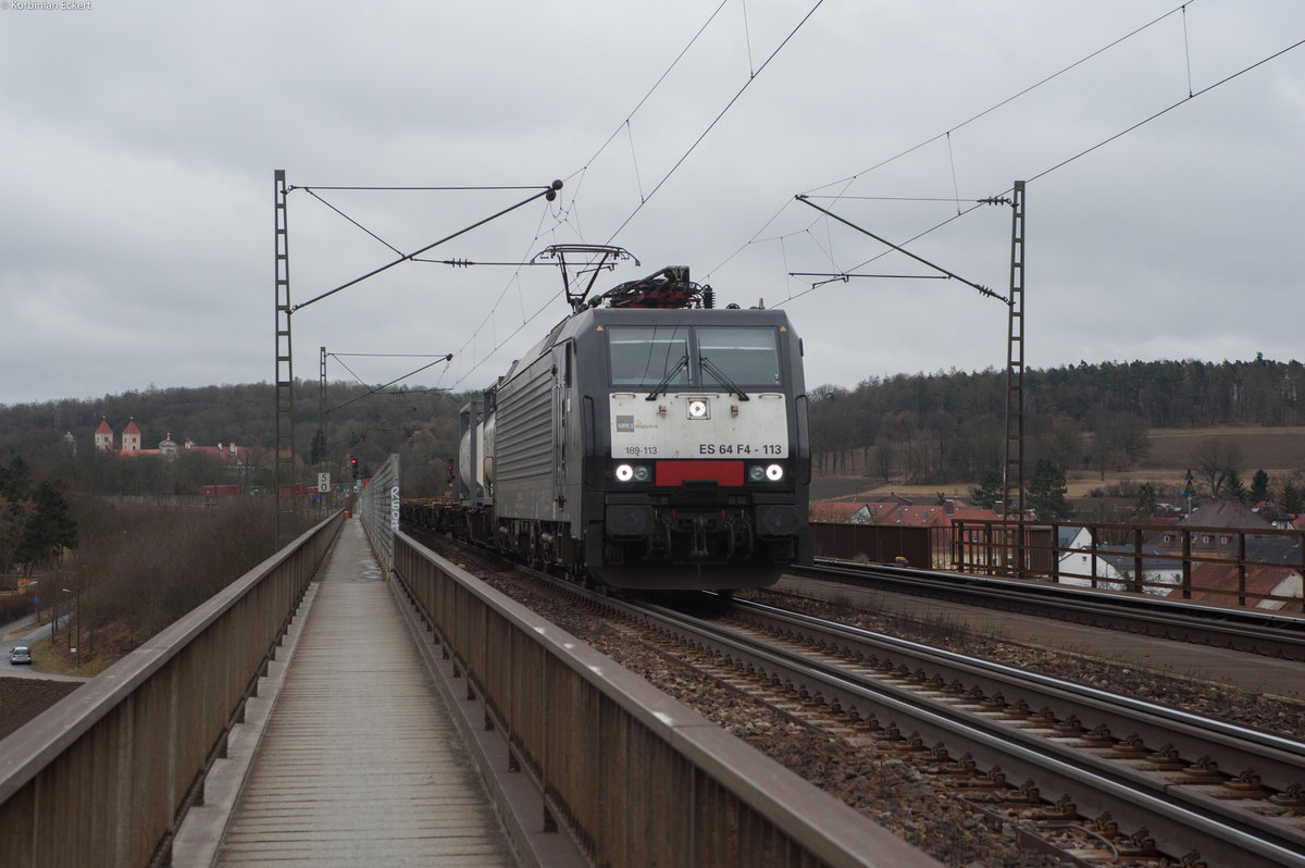 ES 64 F4 - 113 mit einem Containerzug Richtung Nürnberg bei Überquerung der Mariaorter Eisenbahnbrücke in Regensburg-Prüfening, 28.02.2017