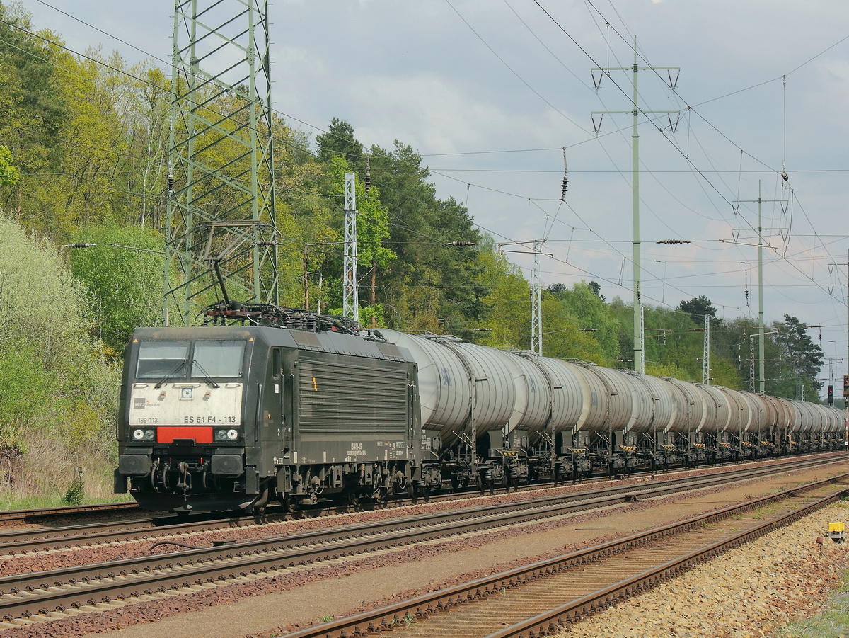 ES 64 F4-113 (189 113) der MRCE Dispolok am Ostermontag   den 21. April 2014 mit einem Kesselzug aus Richtung Großbeeren auf dem südlichen Berliner Außenring bei Diedersdorf.