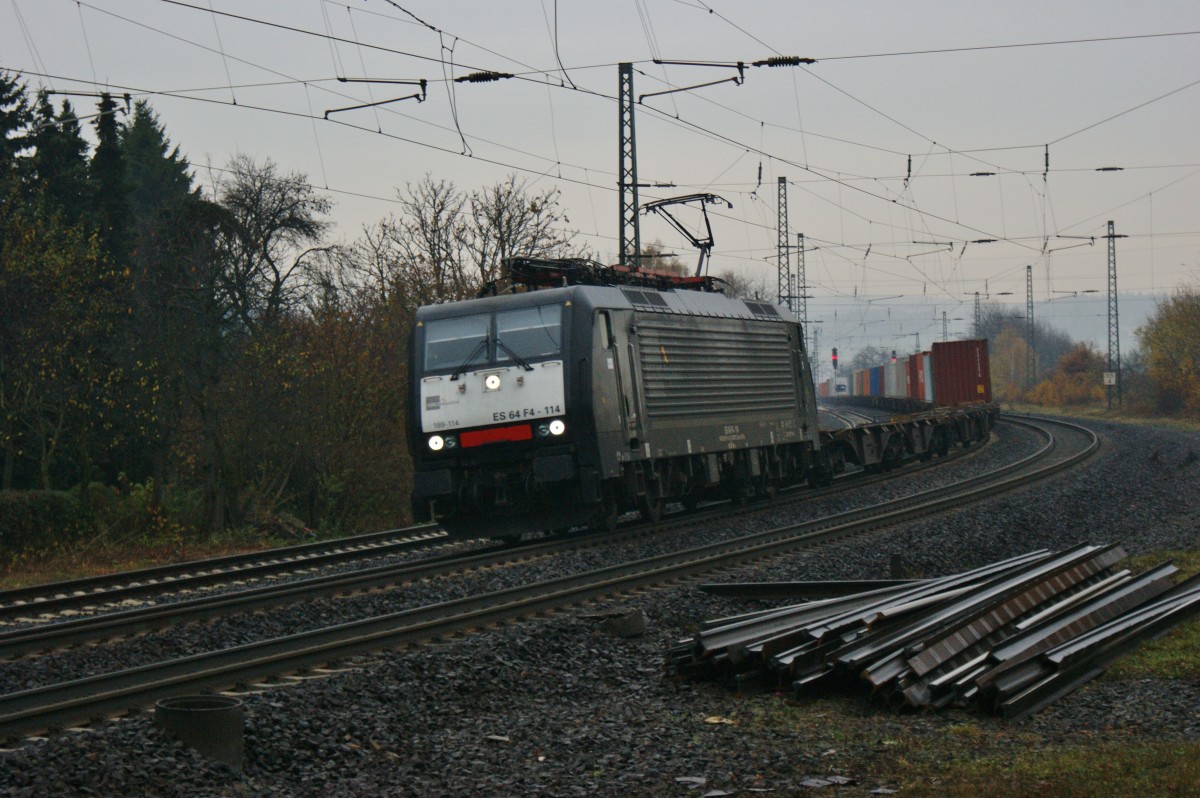 ES 64 F4-114 mit einen Containerzug von Bebra komment am 14.11.13.