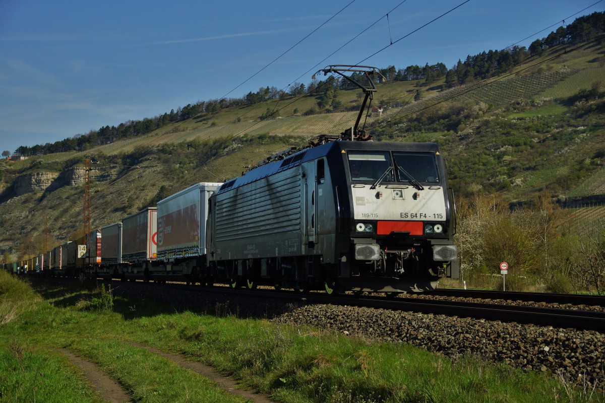 ES 64 F4-115 (189 115) von MRCE ist am 15.04.15 mit einen Aufliegerzug bei Thüngersheim zu sehen.