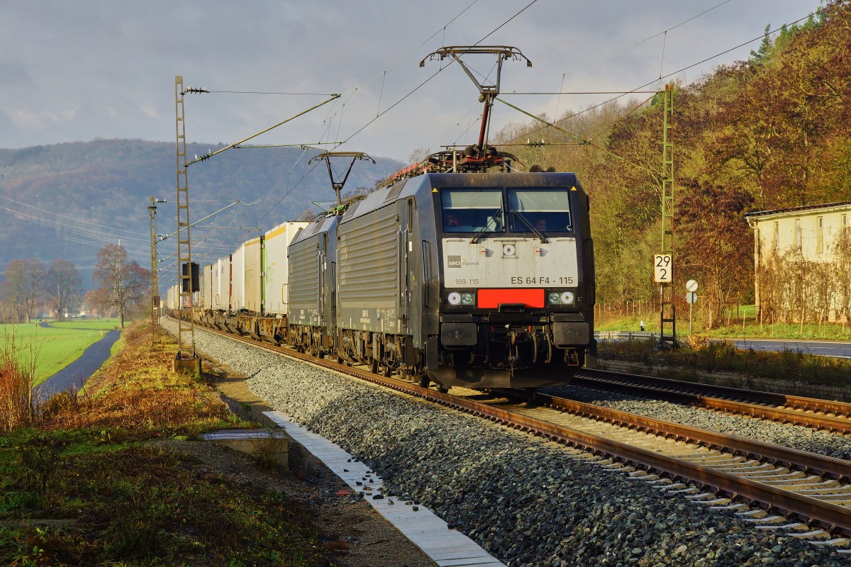 ES 64 F4-115 (189-115) und ES 64 F4-086 (189-986) von MRCE sind am 09.12.15 mit einen Aufliegerzug in Richtung Süden unterwegs abgelichtet bei Gambach.