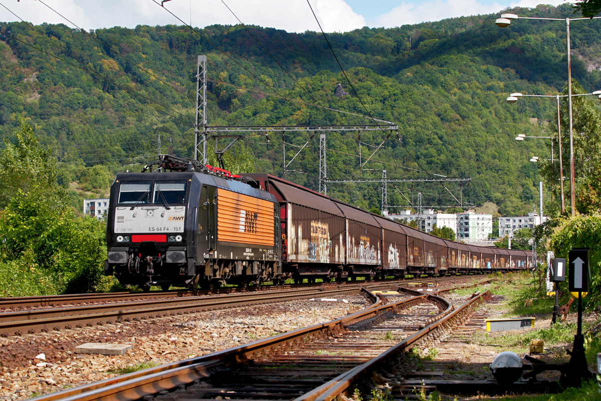 ES 64 F4-151 AWT fährt mit einem Schiebewand Ganzzug in Usti na Labem vorbei.Bild vom 9.9.2015