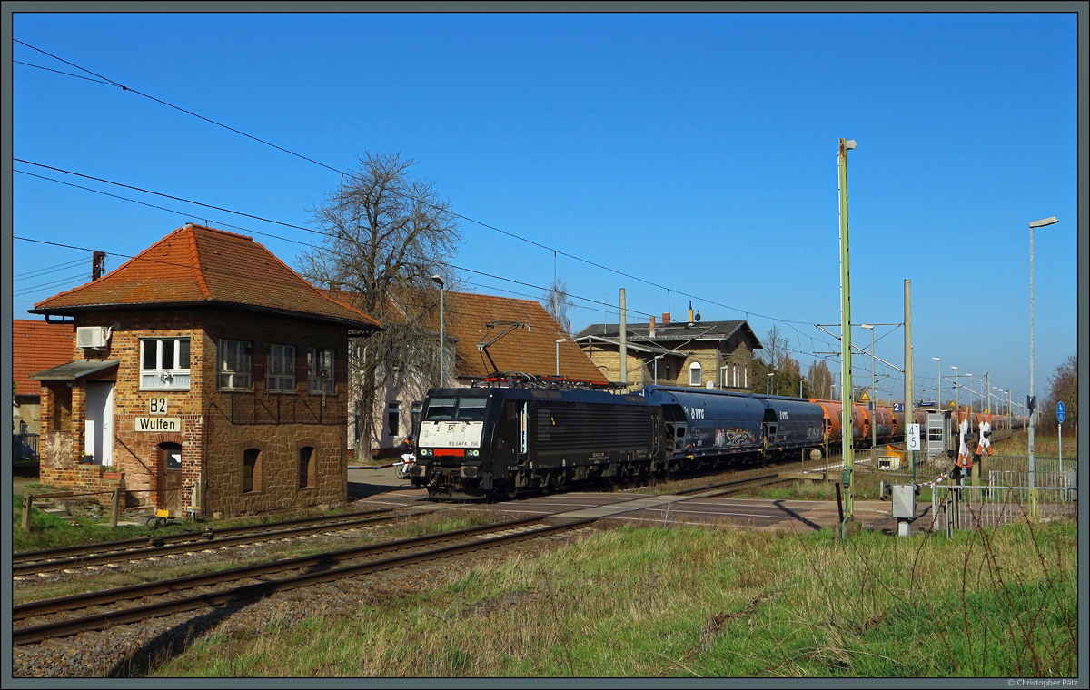 ES 64 F4-156 (189 156), eine MRCE Dispo-Lok der slowenischen Rail Cargo Carrier rollt mit einem Getreidezug am 31.03.2021 an der Blockstelle Wulfen vorbei.