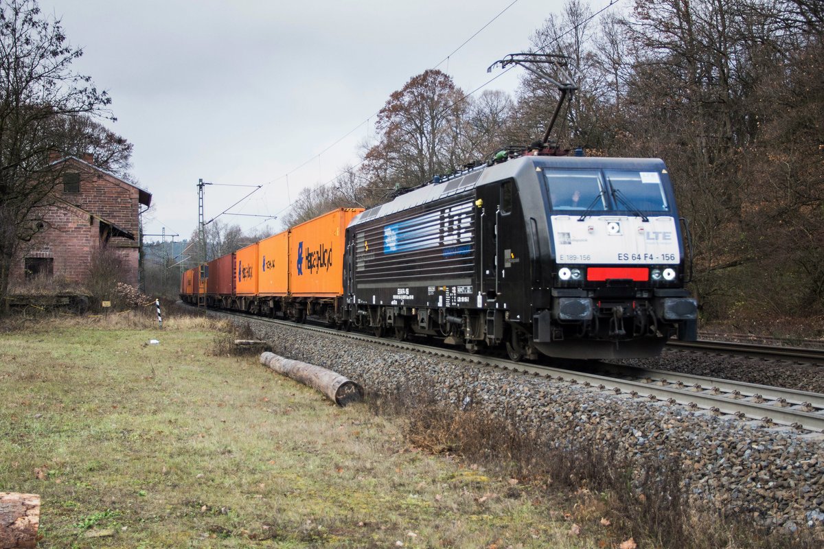 ES 64 F4-156 (E189-156) von LTE passierte am 15.12.16 mit einen Containerzug den Ort Vollmerz.