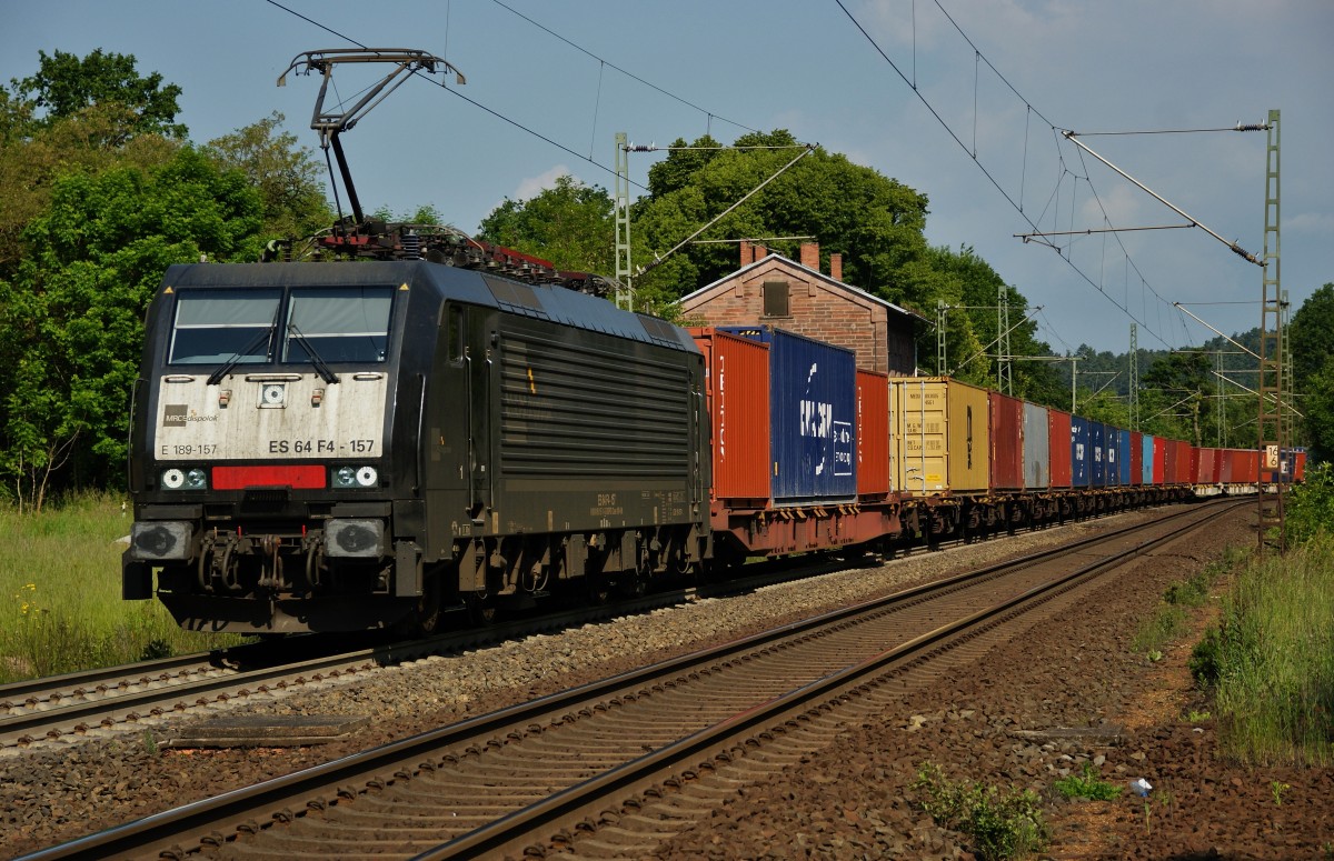 ES 64 F4-157 (E 189-157 ) von MRCE ist am 03.06.14 mit einen Containerzug unterwegs.